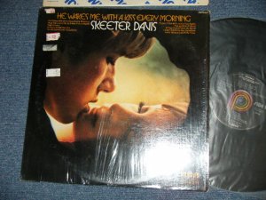 画像1: SKEETER DAVIS -HE WAKES ME WTH A KISS EVERY MORNING (MINT/MINT-)  / 1974 US AMERICA   STEREO  Used LP