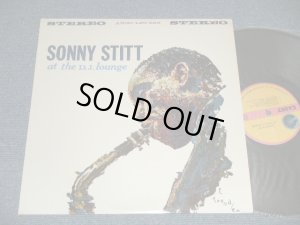 画像1: SONNY STITT - AT THE D.J. LOUNGE (Ex+++/MINT-)  / 1976 Version US AMERICA "YELLOW & PINK Label" STEREO Used LP 