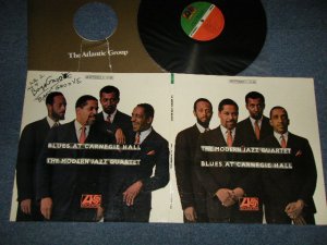 画像1: MJQ MODERN JAZZ QUARTET - BLUES AT CARNEGIE HALL (Ex+++, Ex, Ex++/Ex+++ WOBC, WOIC) / 1976 US AMERICA REISSUE "Small 75 ROCKFELLER with 'W' at Bottom Label" Used LP