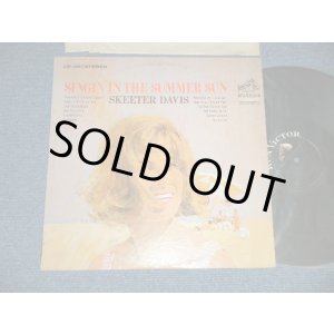 画像: SKEETER DAVIS - SINGIN' IN THE SUMMER SUN  ( Ex+/Ex+++  SWOFC )  / 1966 US AMERICA   ORIGINAL STEREO  Used LP