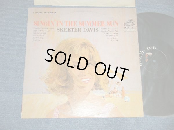 画像1: SKEETER DAVIS - SINGIN' IN THE SUMMER SUN  ( Ex+/Ex+++  SWOFC )  / 1966 US AMERICA   ORIGINAL STEREO  Used LP