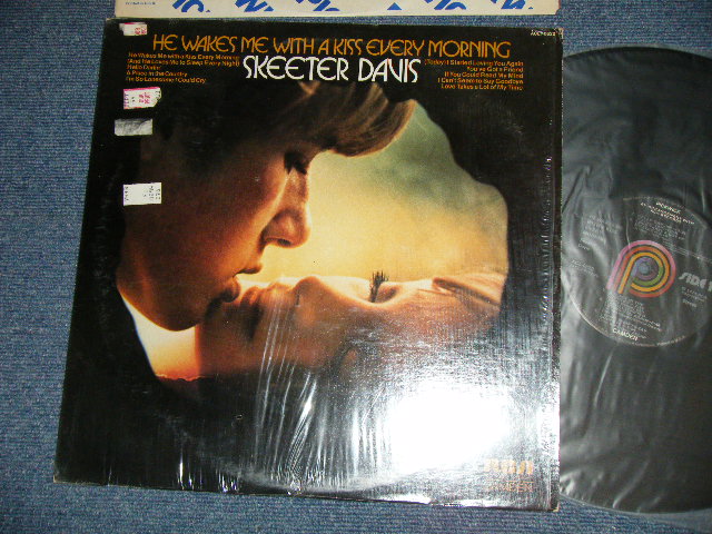 画像1: SKEETER DAVIS -HE WAKES ME WTH A KISS EVERY MORNING (MINT/MINT-)  / 1974 US AMERICA   STEREO  Used LP