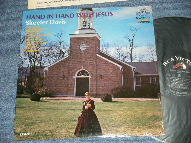 画像1: SKEETER DAVIS - HANDIN HAND WITH JESUS  ( MINT-/MINT-)  / 1967 US AMERICA ORIGINAL  "BLACK with WHITE RCA VICTOR logo on TOP Label" MONO Used LP