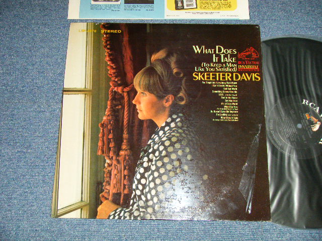 画像1: SKEETER DAVIS - WHAT DOES IT TAKE ( MINT-/MINT-)  / 1967 US AMERICA ORIGINAL  "BLACK with WHITE RCA VICTOR logo on TOP Label" STEREO Used LP