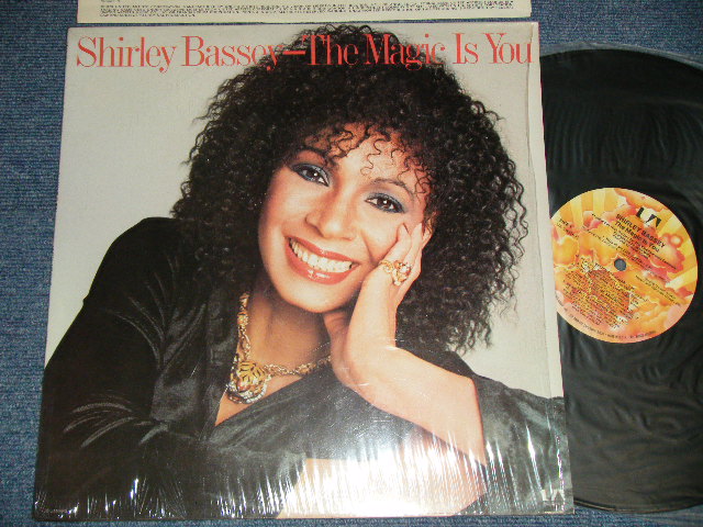 画像1: SHIRLEY BASSEY -  THE MAGIC IS YOU (MINT/MINT)  / 1978 US AMERICA ORIGINAL Used LP 